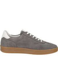 Sneaker en daim gris avec des accents blancs, bout rond et semelle plate en caoutchouc. Il dispose d'un laçage à l'avant et de surpiqûres le long des bords.