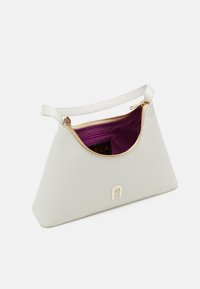 Borsa a pochette grigia chiara realizzata in materiale liscio, con una cerniera dorata e un interno viola. Logo evidente sul davanti. Forma strutturata e angolare.