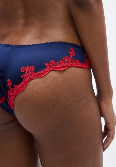 Στενό μπλε σκούρο εσώρουχο με περίτεχνη κόκκινη δαντέλα στα άκρα, με κυματιστό σχέδιο και ομαλή σατέν υφή.