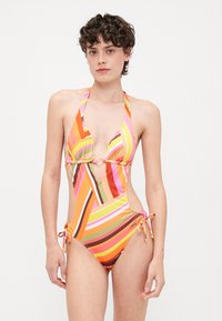 Ein einteiliger Badeanzug mit Halterneck, lebendigen, mehrfarbigen Streifen in Pink, Orange und Braun, mit ausgeschnittenen Seiten und Bindedetails.