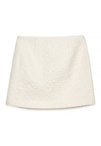 Jupe mini blanche avec un motif floral texturé, en matière lisse, et au design droit avec deux plis à l'avant.