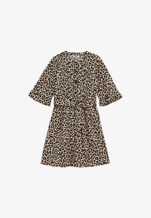 Leopardprint jurk met ellebooglange mouwen, ronde halslijn en bijpassende tailleriem op een witte achtergrond.