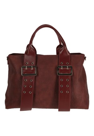 Donkerrode leren handtas met twee dikke banden met grote zilveren gespen en metalen oogjes, twee korte handgrepen bovenop.