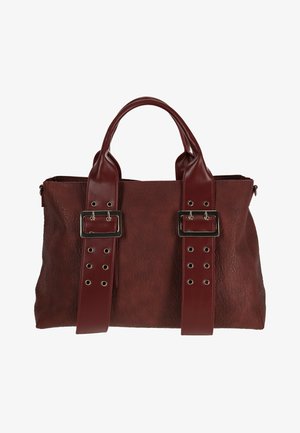 Donkerrode leren handtas met twee dikke banden met grote zilveren gespen en metalen oogjes, twee korte handgrepen bovenop.