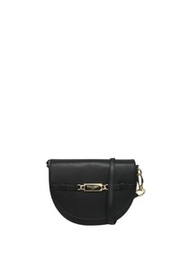 Borsa a tracolla in pelle nera con forma curvata, hardware in tono oro e una placca con logo. Presenta una tracolla regolabile e cuciture dettagliate.