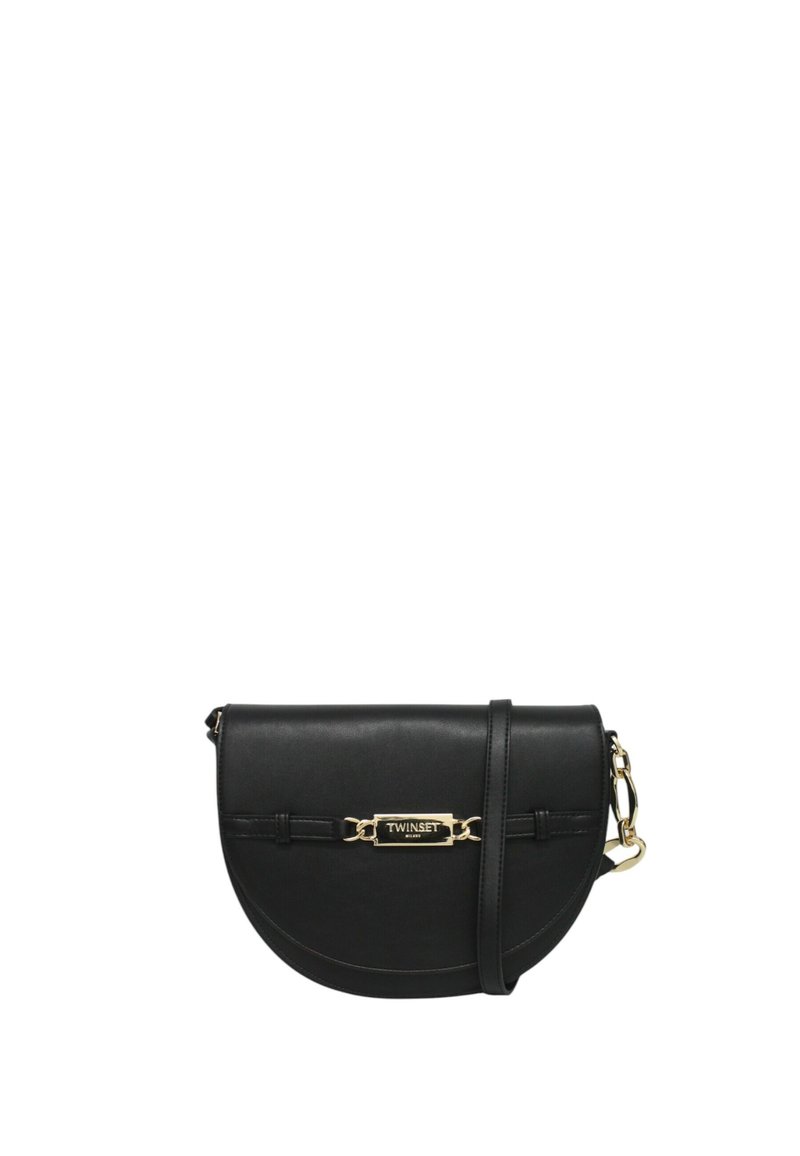 Borsa a tracolla in pelle nera con forma curvata, hardware in tono oro e una placca con logo. Presenta una tracolla regolabile e cuciture dettagliate.