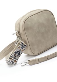 Beige Wildledertasche mit runder Form, ausgestattet mit einem gemusterten Tragegurt in Blau und Orange sowie metallischen Beschlägen zur Befestigung.