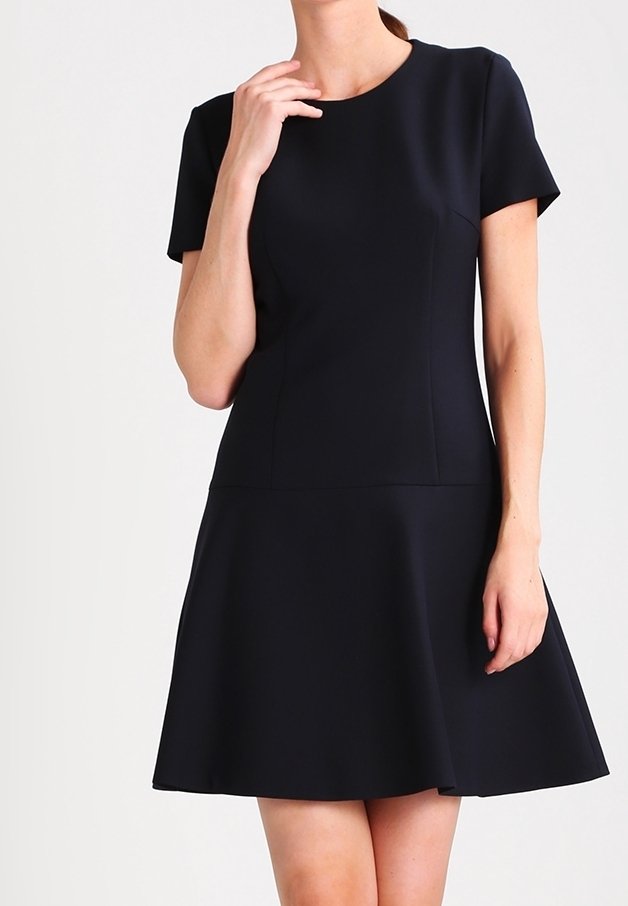 Černé šaty s krátkým rukávem, těsně přiléhající k tělu a s rozšířenou sukní. Materiál vypadá hladce, má kulatý výstřih a žádné viditelné vzory či ozdoby.