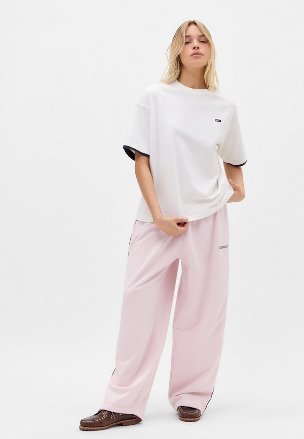 DOUBLE LAYER BADGE TEE UNISEX - Basic T-shirt - ecru2