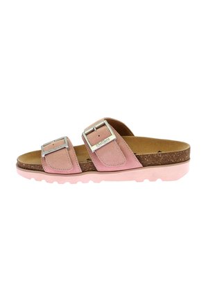 Le ciabatte slide in suede rosa sono dotate di due cinturini con fibbie regolabili in argento e una soletta in sughero con una suola in gomma testurizzata di un rosa chiaro.