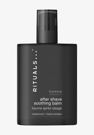Flacon rectangulaire noir de baume apaisant après-rasage Rituals Homme avec bois de cèdre et complexe hydra, distributeur à pompe sur le dessus.