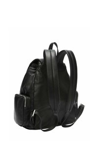 Czarny skórzany plecak z dwoma regulowanymi paskami, gładką teksturą, boczną kieszenią na zamek oraz zaokrąglonym kształtem.