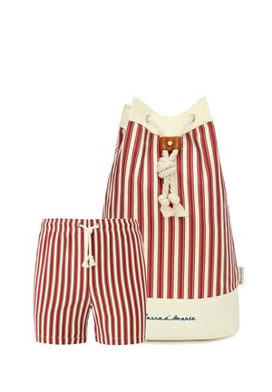 Rot-weiß vertikal gestreifte Shorts mit Kordelzug und passendem großem Kordelbeutel mit Seil- und Lederdetail.