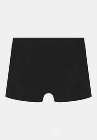 Svarta boxershorts i ett mjukt, elastiskt material med en märkeselasticitet i midjan. Har en klassisk passform och inga synliga mönster.