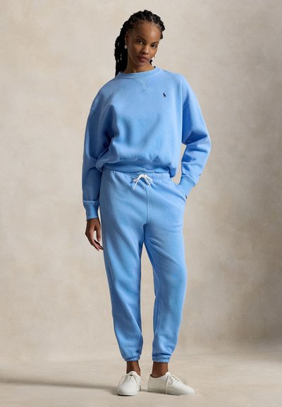 Ανοιχτό μπλε βαμβακερό φούτερ και αντίστοιχο παντελόνι φόρμας με ριμπ γιακά και μανσέτες, με κορδόνι στη μέση και ελαφρώς υφή.