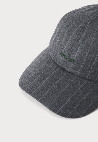 Casquette de baseball gris foncé à fines rayures avec "NN 07" brodé en vert sur le panneau avant, présentée sur un fond blanc.