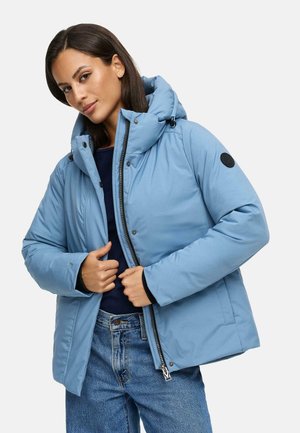 Hellblaues Pufferjacke mit Kapuze, Reißverschluss und Druckknopfverschluss, Seitentaschen und einem schwarzen Logo-Patch am linken Ärmel. Glatte Textur.