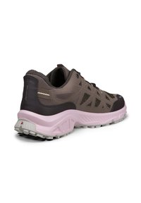 Chaussure de randonnée marron et noire avec semelle rose, panneaux en mesh et semelle épaisse, vue de dos sur fond blanc.