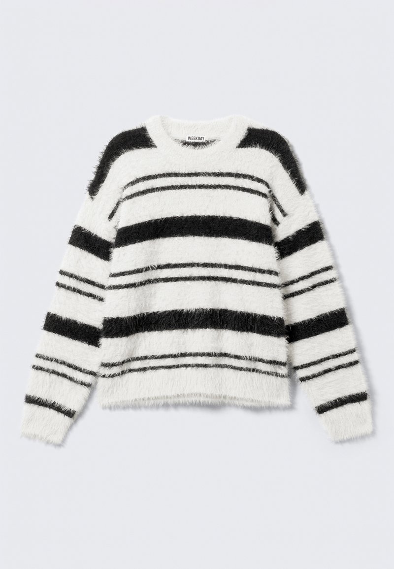 Pull rayé noir et blanc avec une texture duveteuse, doté d'un col rond et de manches longues. Design court avec une coupe ample.