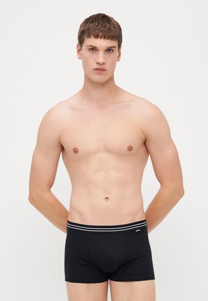 Boxer shorts neri in cotone con un design aderente, caratterizzati da un elastico in vita con strisce bianche e un'etichetta con il logo. Tessuto liscio e senza motivi.