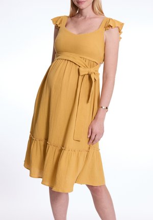 Gelbes knielanges Kleid aus strukturiertem Stoff mit Rüschensleeven, einem Bindegürtel in der Taille und einem gestuften Saum.