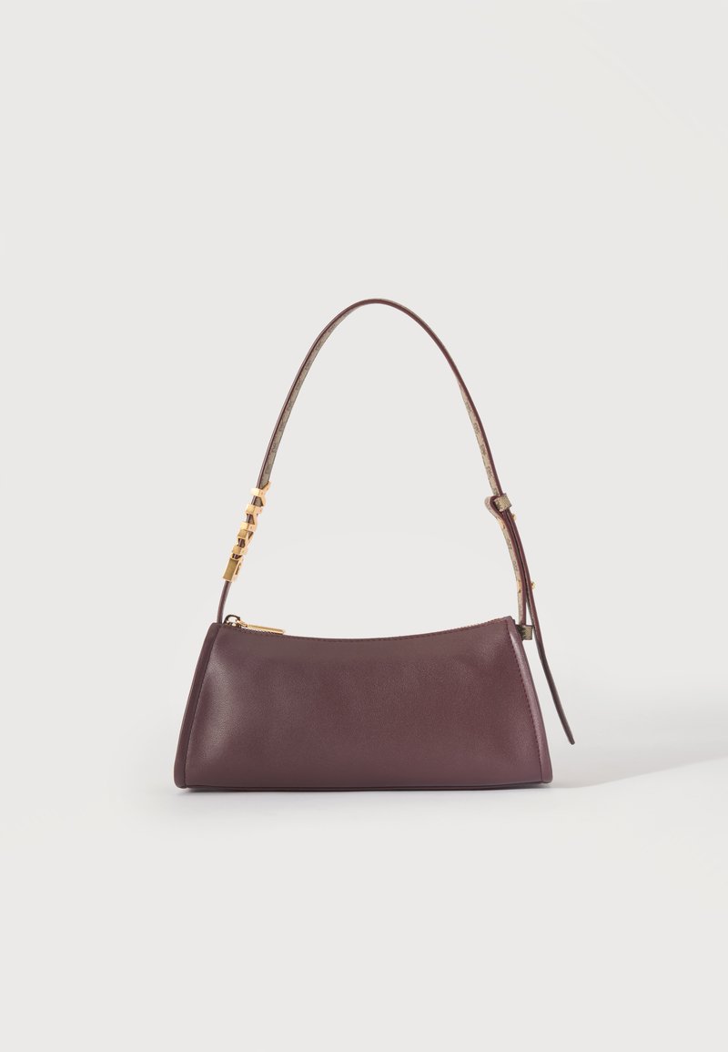 Sac à épaule en cuir marron foncé de forme rectangulaire fine, détails dorés sur la sangle et boucle réglable sur fond uni.