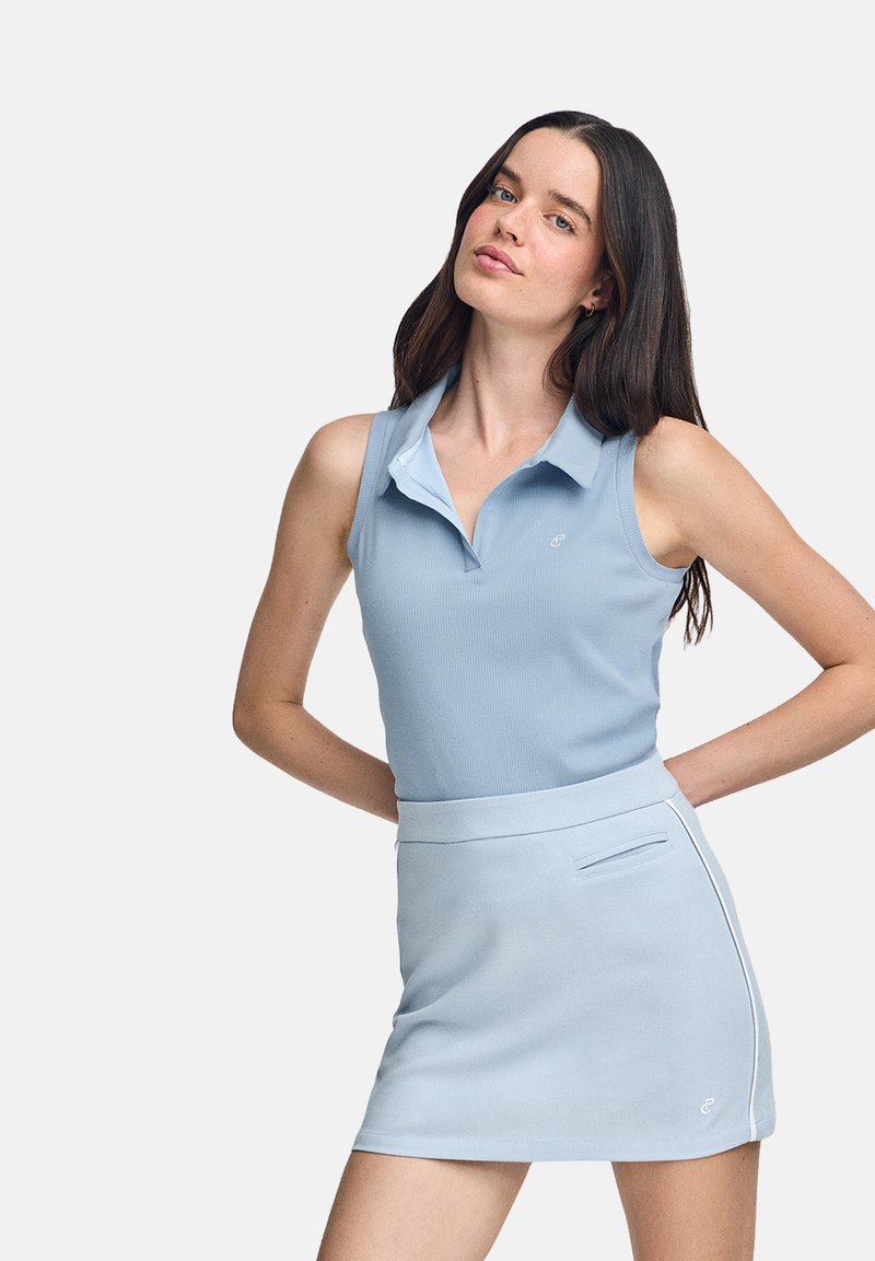 Ljusblå ärmlös polo med matchande kilt, som har en subtil textur, krage och sidfickdetalj med vit piping.