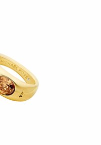 Anillo de tono dorado con una gran piedra de ámbar facetada, con una banda suave y un detalle recortado, marcado con "MICHAEL KORS."