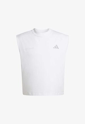 Biely bavlnený top bez rukávov s vysokým golierom, so subtílnym nápisom „ADIDAS RUNNING“ a sivým logom na ľavej strane.