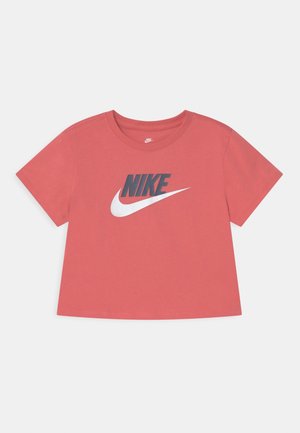 Korallenrosa kurzärmeliges, bauchfreies T-Shirt mit schwarzem Nike-Schriftzug und weißem Swoosh-Logo mittig auf der Vorderseite.