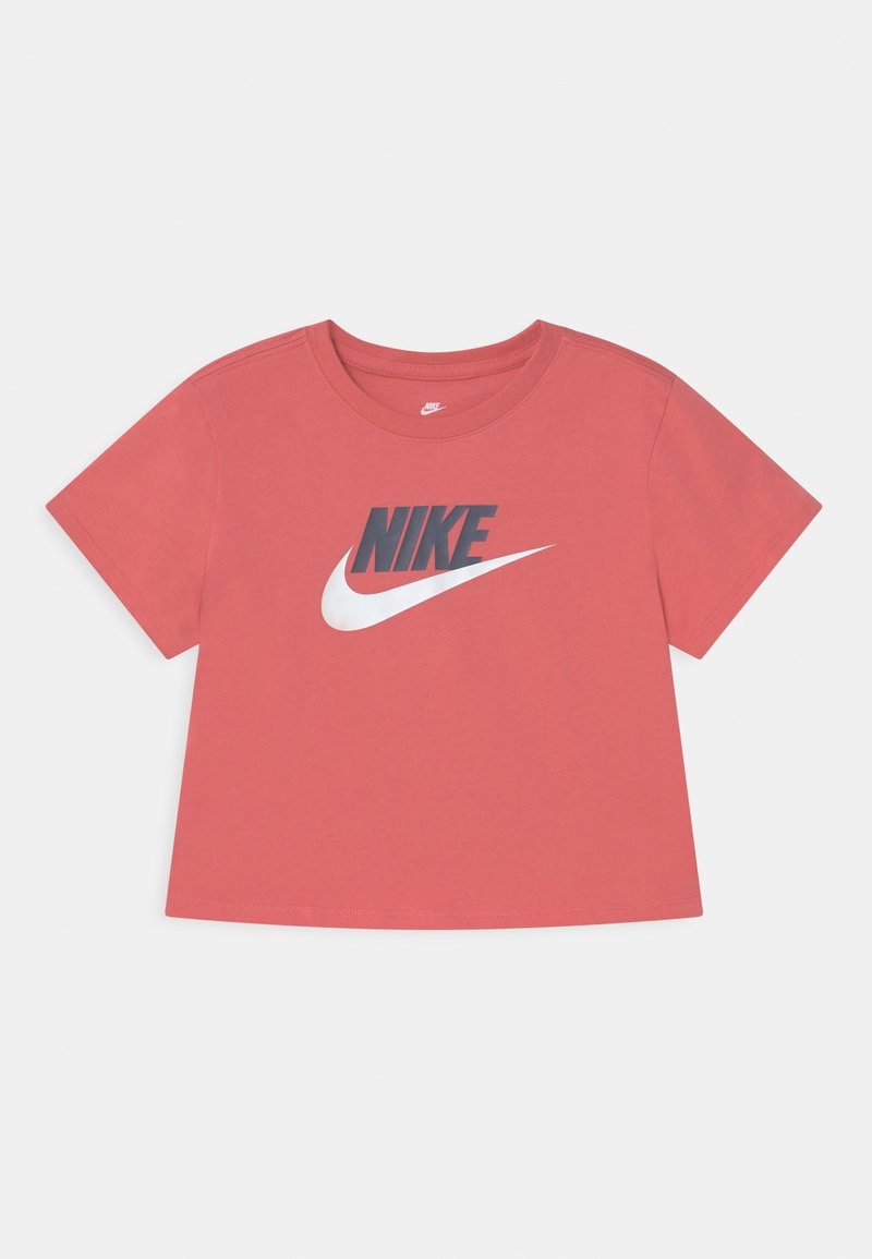 Camiseta corta de manga corta rosa coral con texto negro de Nike y logo swoosh blanco centrados en el frente.