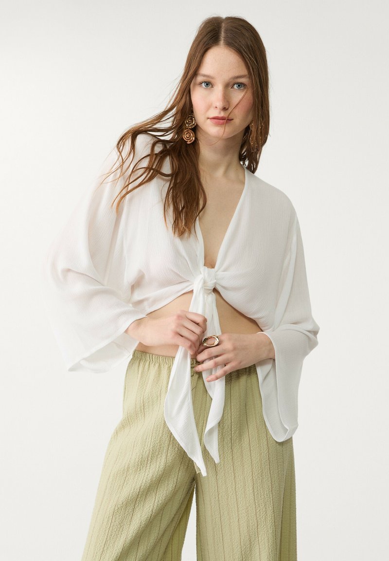 Stradivarius - FLOWING WITH KNOT DETAIL - Pusero - white, Suurenna