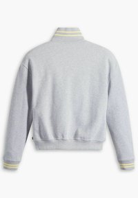 Sudadera gris con cuello acanalado con rayas amarillas, mangas largas y diseño corto. Textura suave con un ajuste casual.