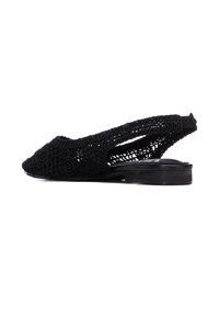 Zapato slingback negro con diseño trenzado, que presenta una puntera puntiaguda y suela plana. El material parece ligero con patrones intrincados.