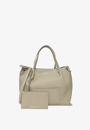 Borsa beige Armani Exchange con manici doppi, tracolla staccabile e pochette beige abbinata con zip, collegata da una catena d'argento.