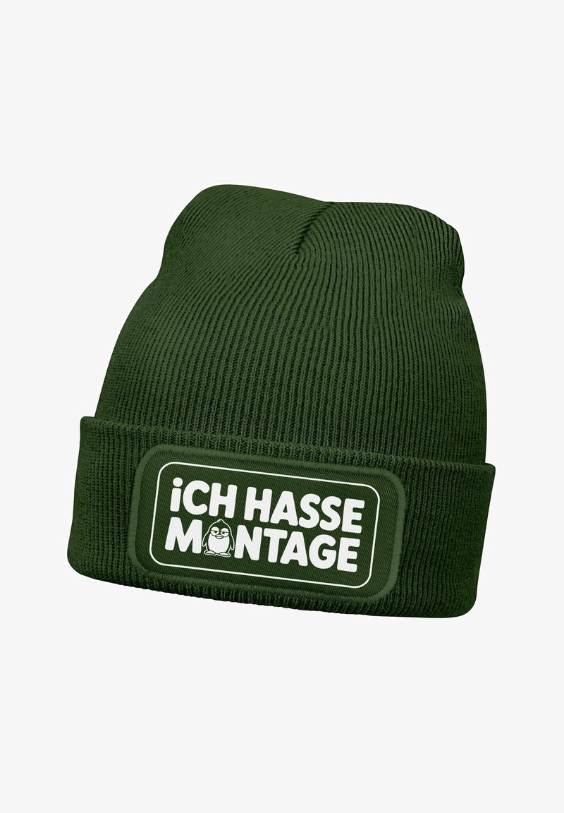 Green knitted beanie with a folded cuff, featuring a rectangular patch displaying white text “Ich hasse Montage” and a cartoon character.