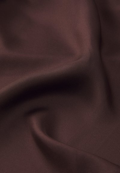 Glattes, dunkelbraunes Satin-Gewebe mit sanften Falten und weichen Highlights, die Textur und Glanz zeigen.