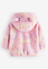 Kurtka z kapturem dla małego dziecka, wykonana z miękkiego, różowego polaru z jasnżółtymi i pomarańczowymi plamkami oraz małymi materiałowymi uszkami na kapturze.