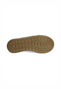 Tan rubberen zool van een schoen met een gestructureerd patroon van diamantvormen, wat grip biedt. Gladde randen en een lichte kromming bij de hak.