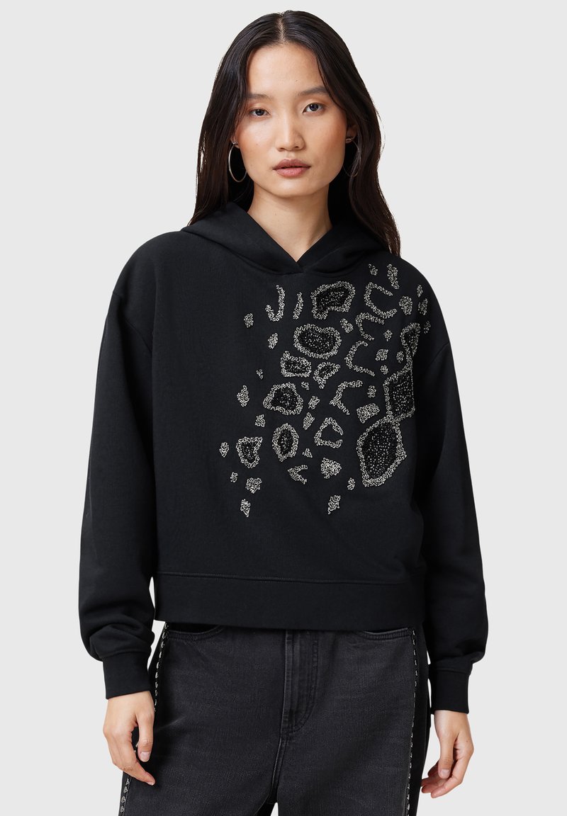 Zwarte cropped hoodie van zacht stof met een gestructureerd zilveren luipaardprintontwerp op de voorkant. Verstelbare trekkoordcapuchon, lange mouwen.