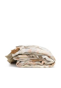 Coperta pieghevole decorativa in morbido tessuto, con tonalità terrose di beige, marrone e arancione, arricchita da frange e motivi intricati.