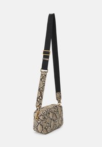 Bolso rectangular bandolera con estampado de serpiente y superficie texturizada, cuenta con una correa negra ajustable, herrajes dorados y cierre de cremallera.