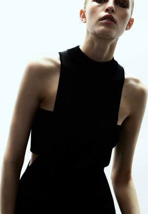 Abito nero senza maniche con scollatura alta, caratterizzato da lati con tagli. Realizzato in un tessuto leggero e liscio con una forma attillata.