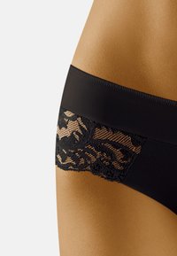 Briefs neri hipster con una cintura liscia e un pannello in pizzo laterale con un intricato motivo floreale. Tessuto morbido e elastico.