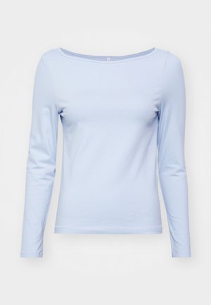 Top de color azul claro, de manga larga, hecho de una tela suave con un escote amplio y un diseño ajustado. Textura suave y estilo sencillo.