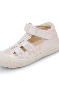 Rosa metallisk lädersandal med utskärningsdesign, kardborreband, beige foder och texturerad gummisula. Har sömnadsdetaljer.