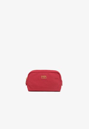 Bolso cosmético rojo con cremallera, de textura suave y con un logo dorado en la parte frontal. Forma rectangular compacta con bordes redondeados.