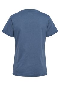 Niebieska bawełniana koszulka z krótkim rękawem, okrągłym dekoltem i gładką fakturą. Tył jest wolny od wzorów, a szwy są starannie wykończone.