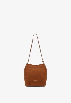 Geantă din suede maro cu o textură moale, având o curea scurtă pentru umăr și un fund rotunjit. Detaliu cu logo auriu în partea din față.