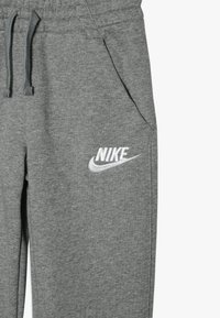 Nike Sportswear CLUB PANT - Träningsbyxor - mottled grey
